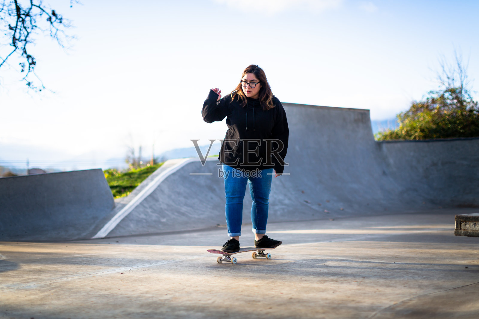 年轻的成年西班牙妇女滑板照片摄影图片