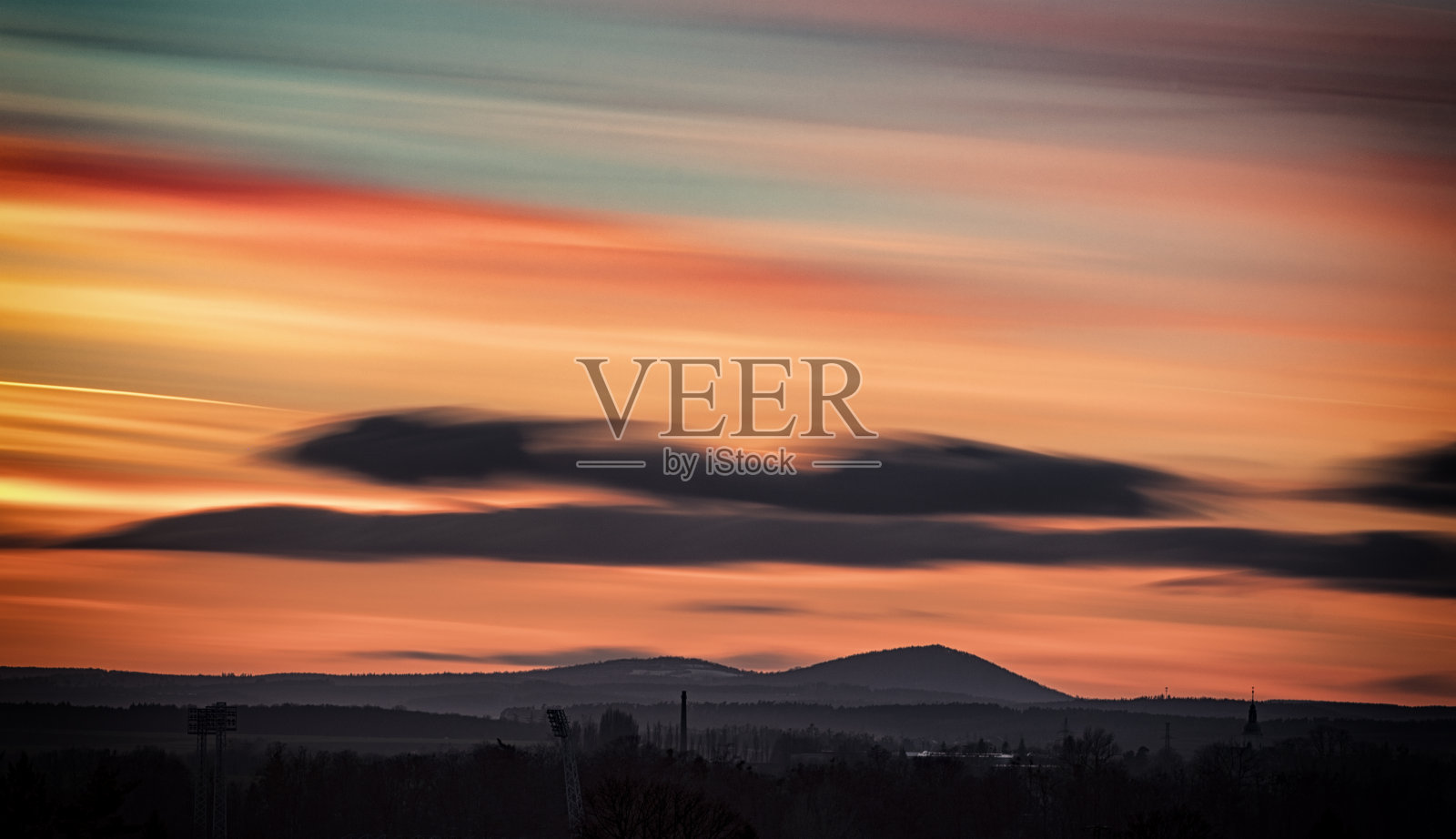 捷克共和国Velky Roudny背后戏剧性的日落照片摄影图片