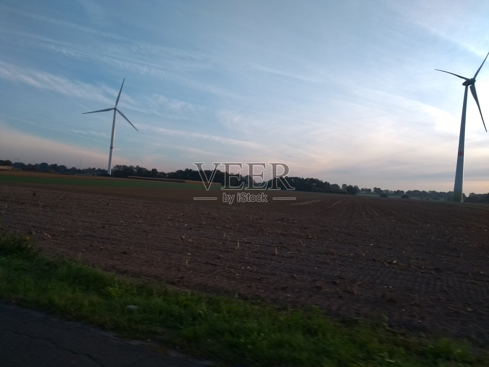 电动涡轮风车拂晓掠过田野照片摄影图片