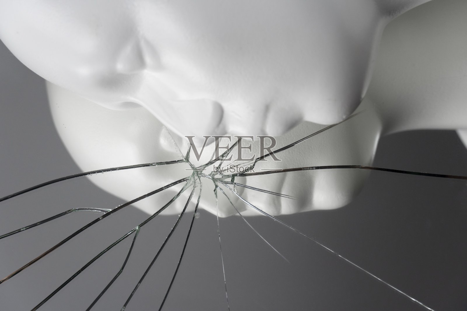 在犯罪或暴力场景中，反射镜破碎的白人人体模型照片摄影图片