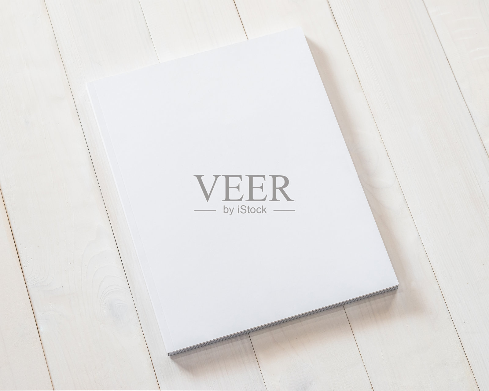 模型书封面空白A4大小平装模型的目录，杂志小册子，投资组合，菜单设计模板与页正面白色表面上的木桌照片摄影图片