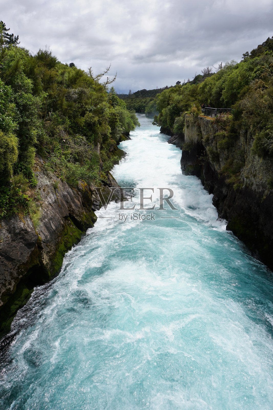 胡卡瀑布穿过狭窄的峡谷照片摄影图片