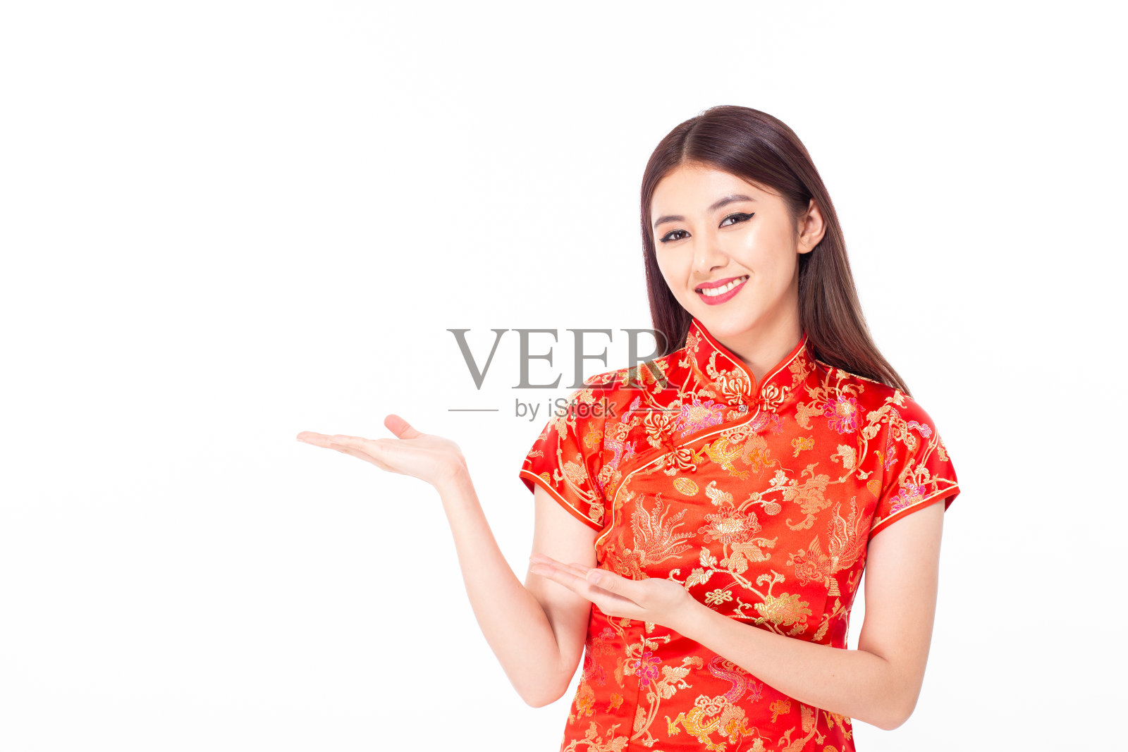 中国妇女穿着旗袍在中国新年迷人的微笑，孤立在白色的背景照片摄影图片