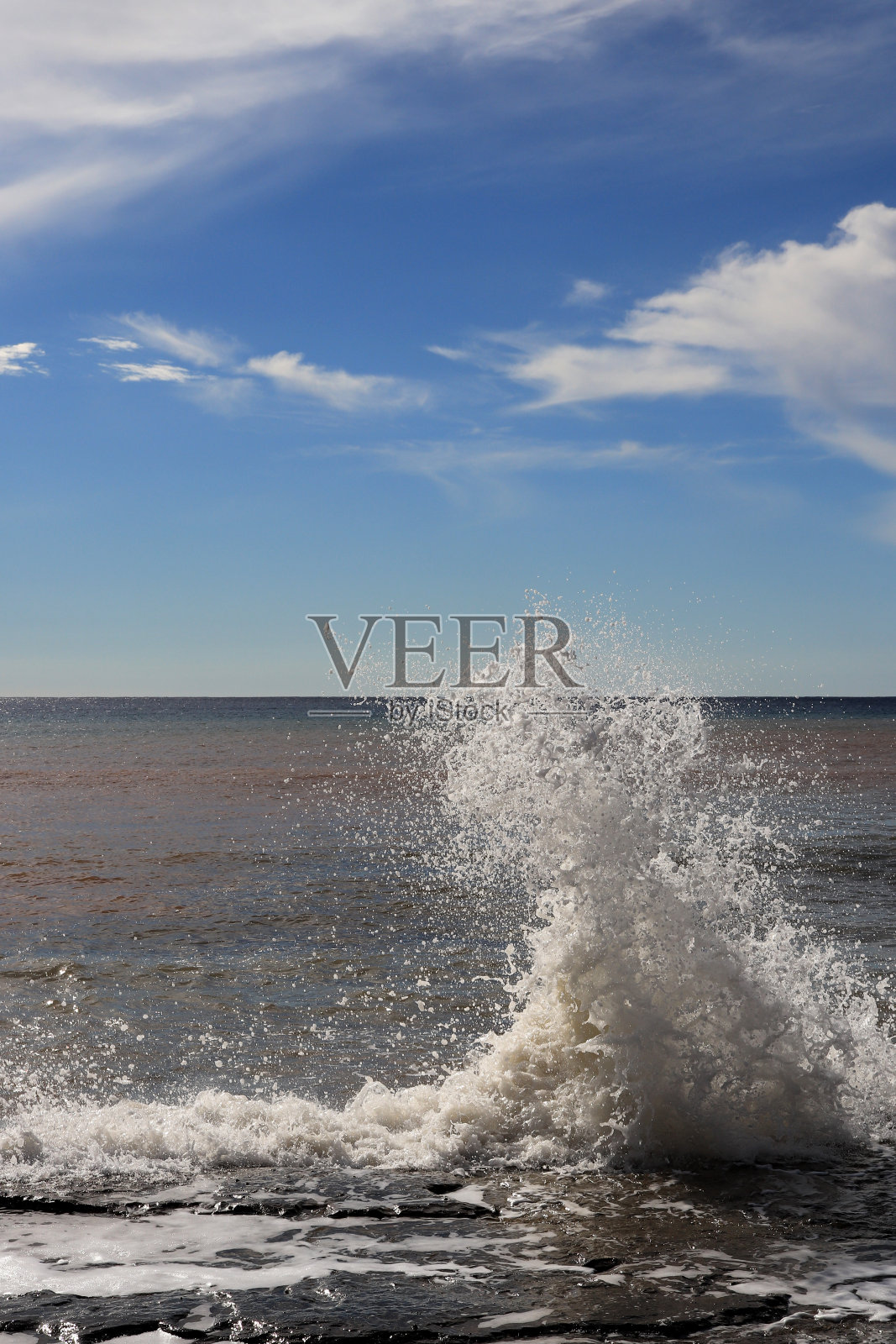 悬崖海景溅起的浪花。Alanya。火鸡照片摄影图片