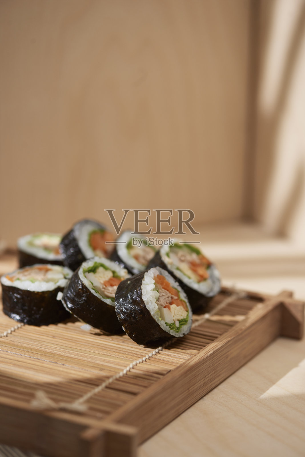 由蒸白米饭(bap)和其他各种配料制成的韩国卷照片摄影图片