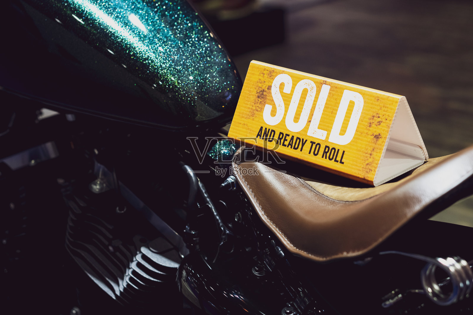 关闭标志“出售和准备滚动”的摩托车照片摄影图片
