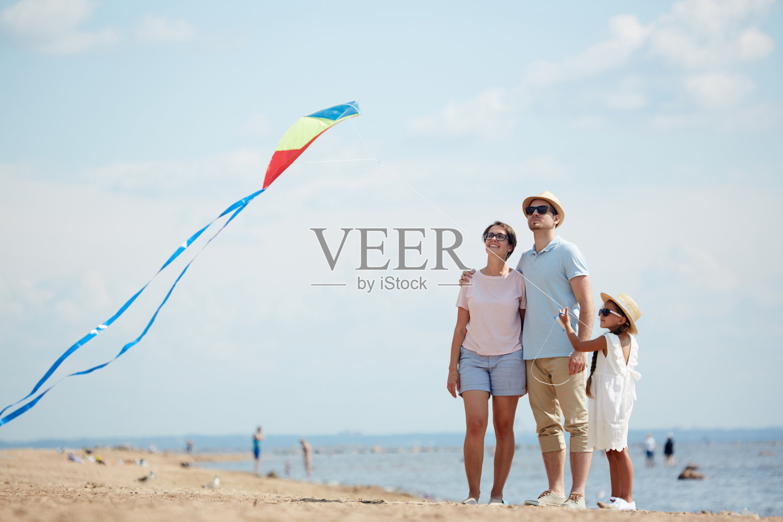 家人和风筝在海滩上照片摄影图片