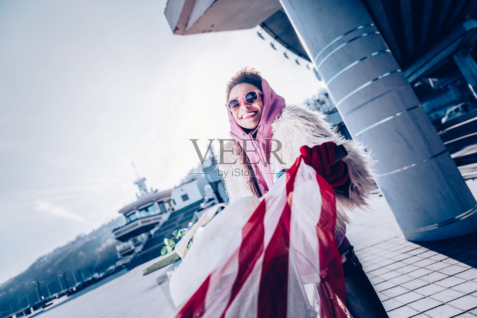 快乐的年轻女子走在广场上照片摄影图片