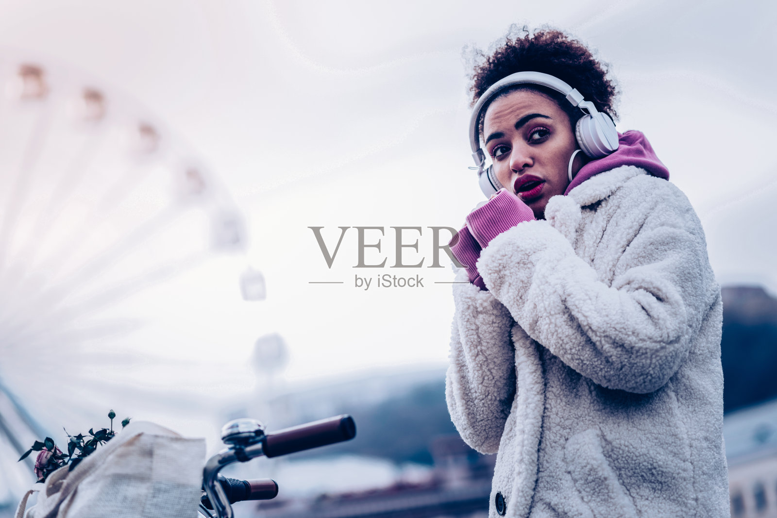 迷人的褐发女性想让她暖和起来照片摄影图片