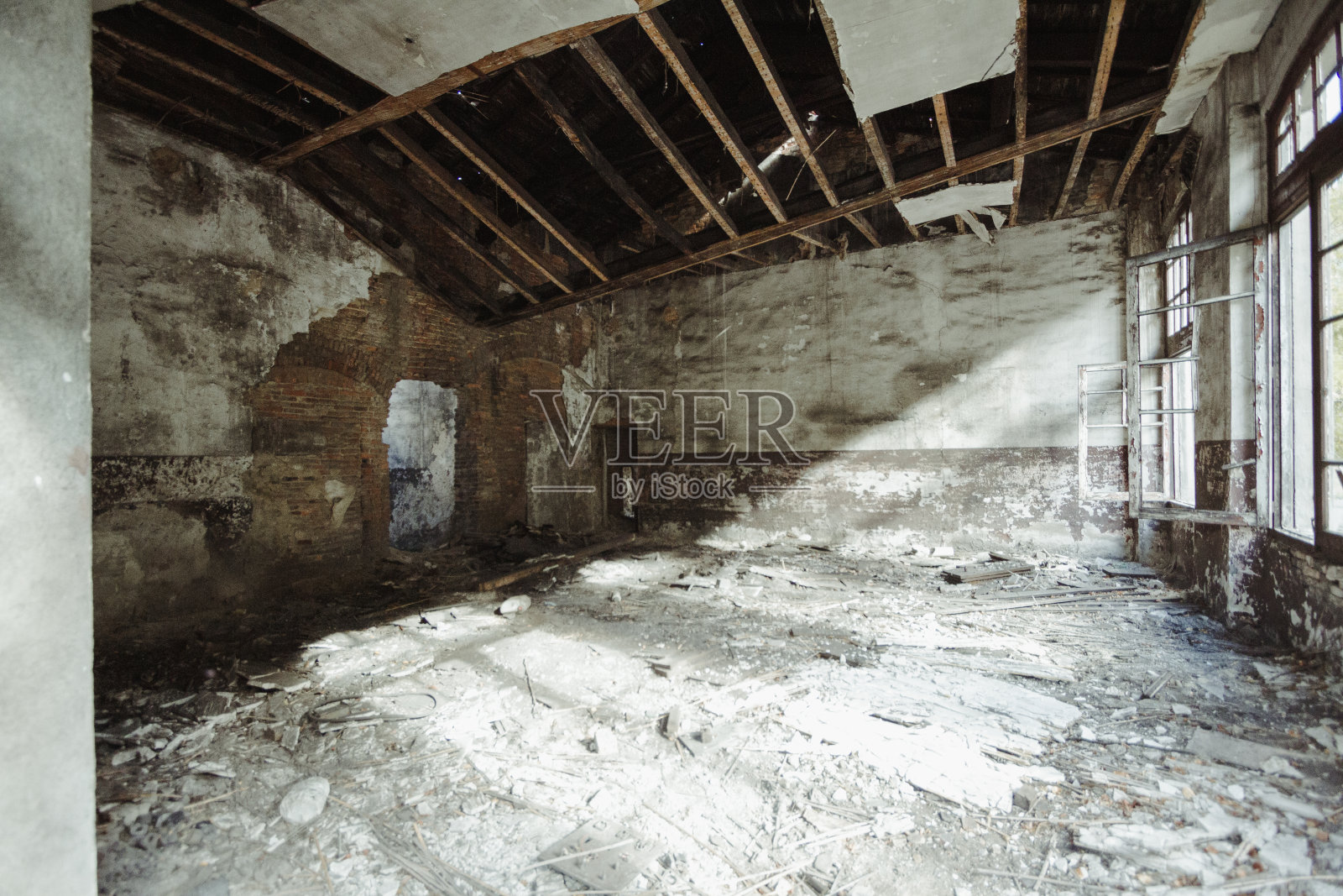 古碳窑遗址Vegamediana, Cistierna, León，西班牙。照片摄影图片