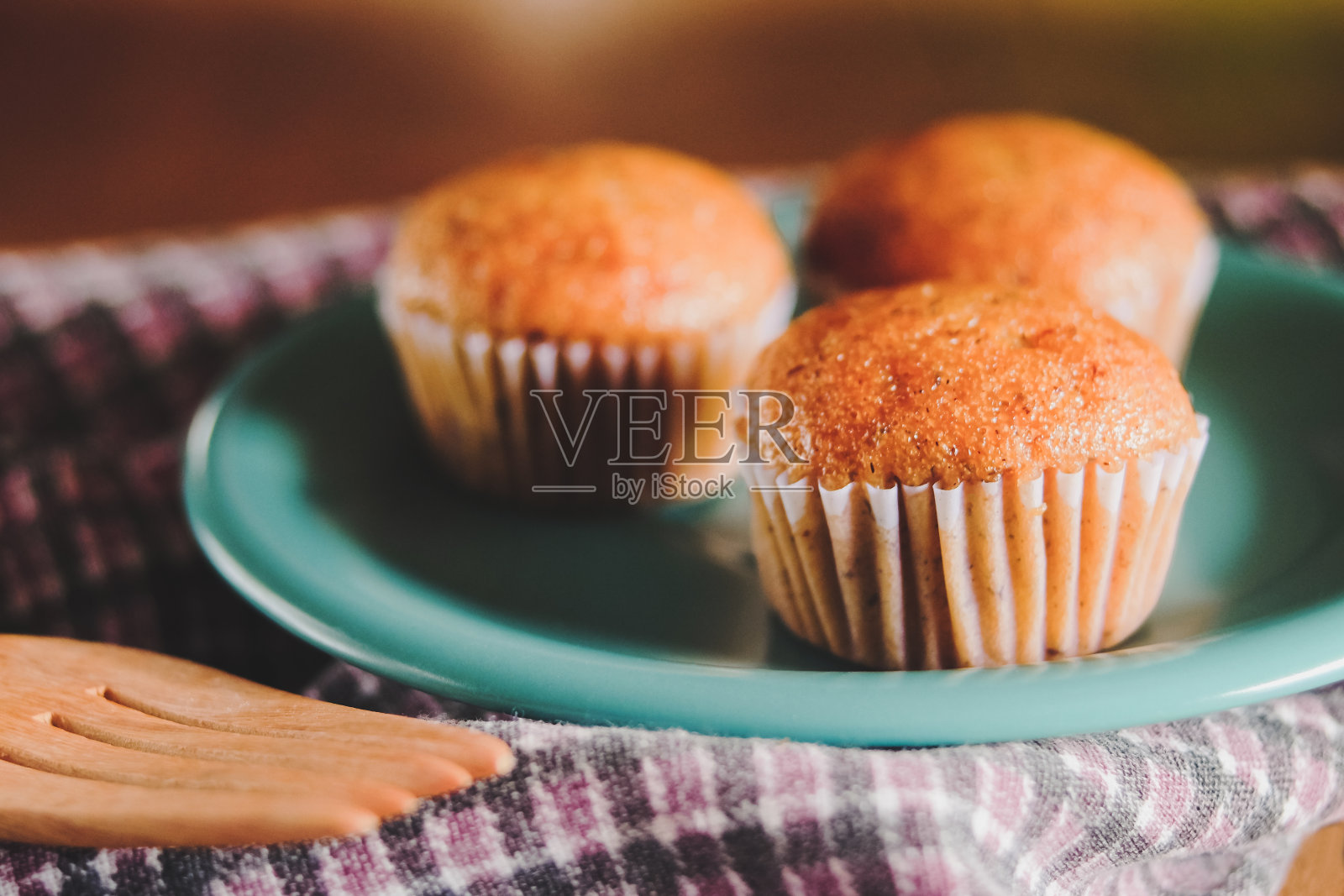 烘培新鲜香蕉杯蛋糕刚出炉，自制食物。照片摄影图片