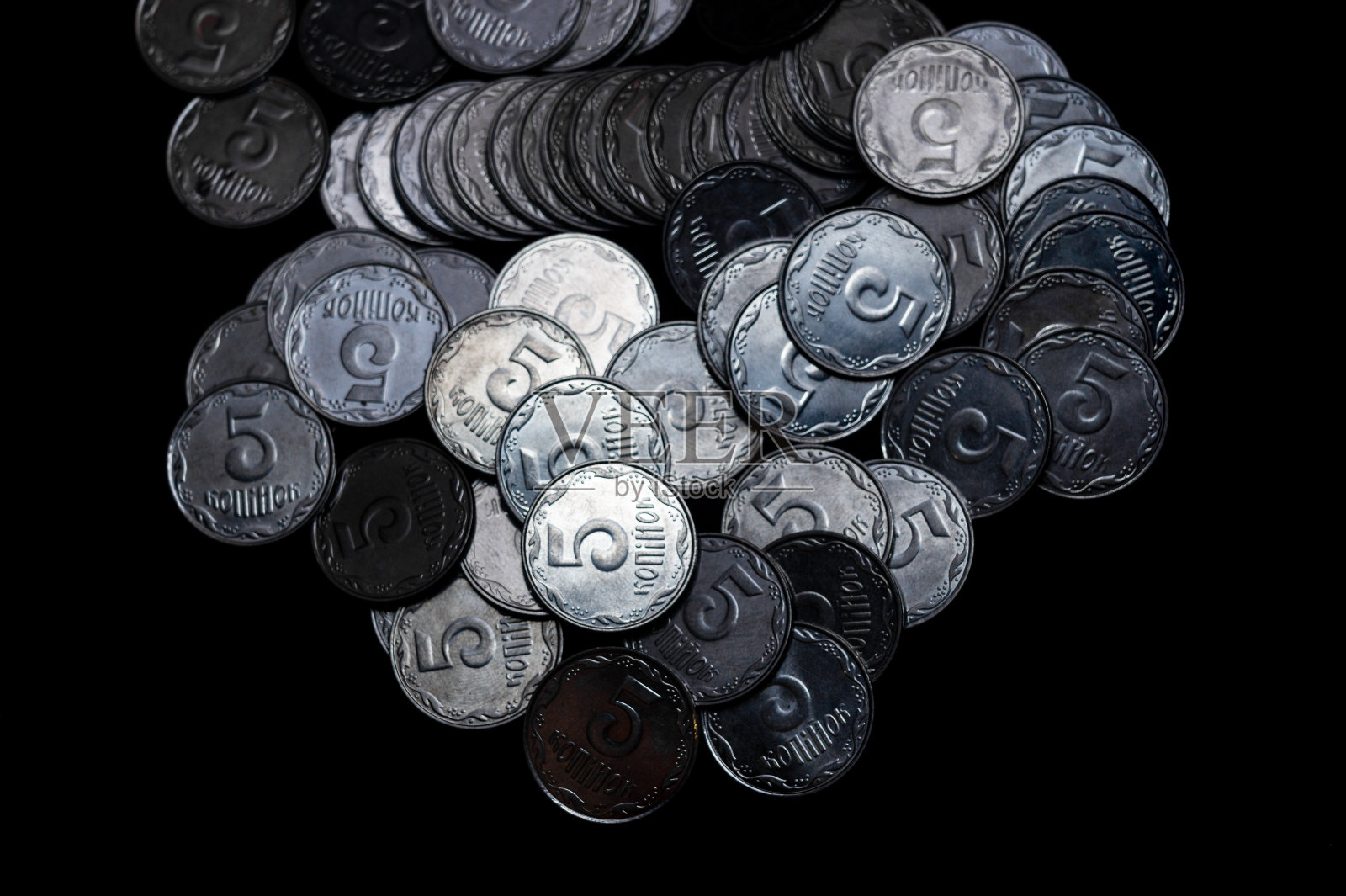 乌克兰硬币孤立在黑色背景。特写镜头。硬币位于框架中心上方。一个概念性的形象。照片摄影图片