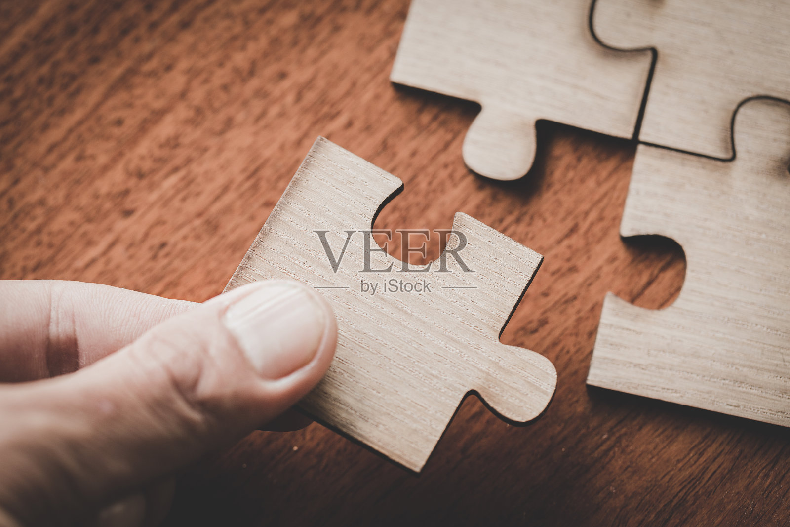 手把拼图的最后一块来完成任务，商业解决方案，成功和战略理念照片摄影图片