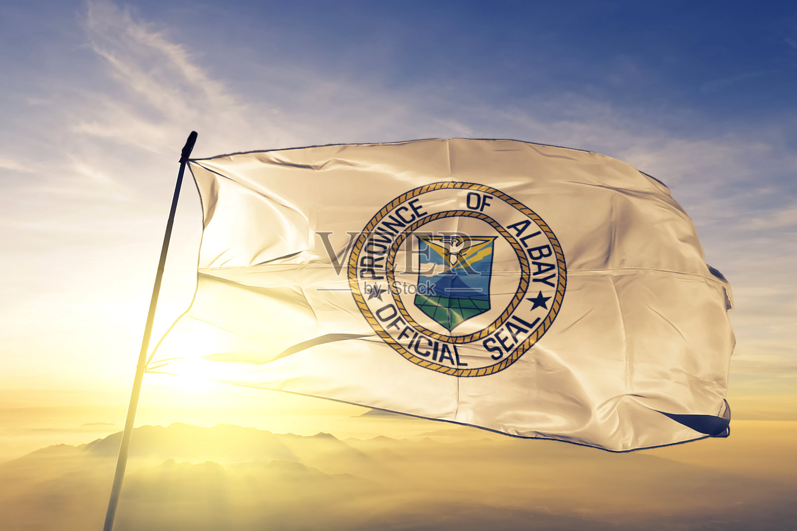 菲律宾阿尔拜省的旗帜纺织品布织物上飘扬在日出雾照片摄影图片