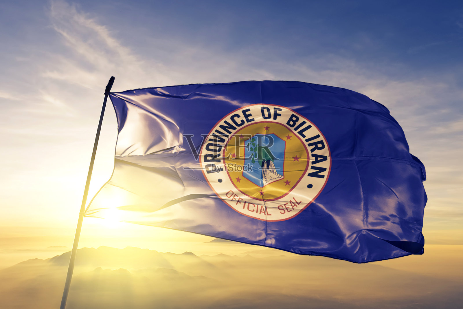 菲律宾比利兰省的旗帜纺织品布织物上飘扬在日出雾照片摄影图片