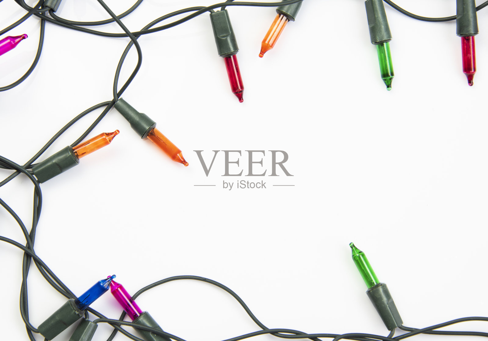 圣诞彩灯点缀在白色的背景上照片摄影图片