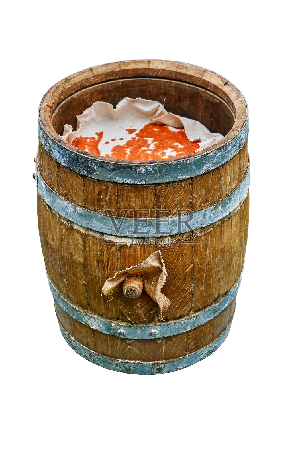 橡木桶。打开装满辣椒粉的木桶。在白色背景上隔离照片摄影图片