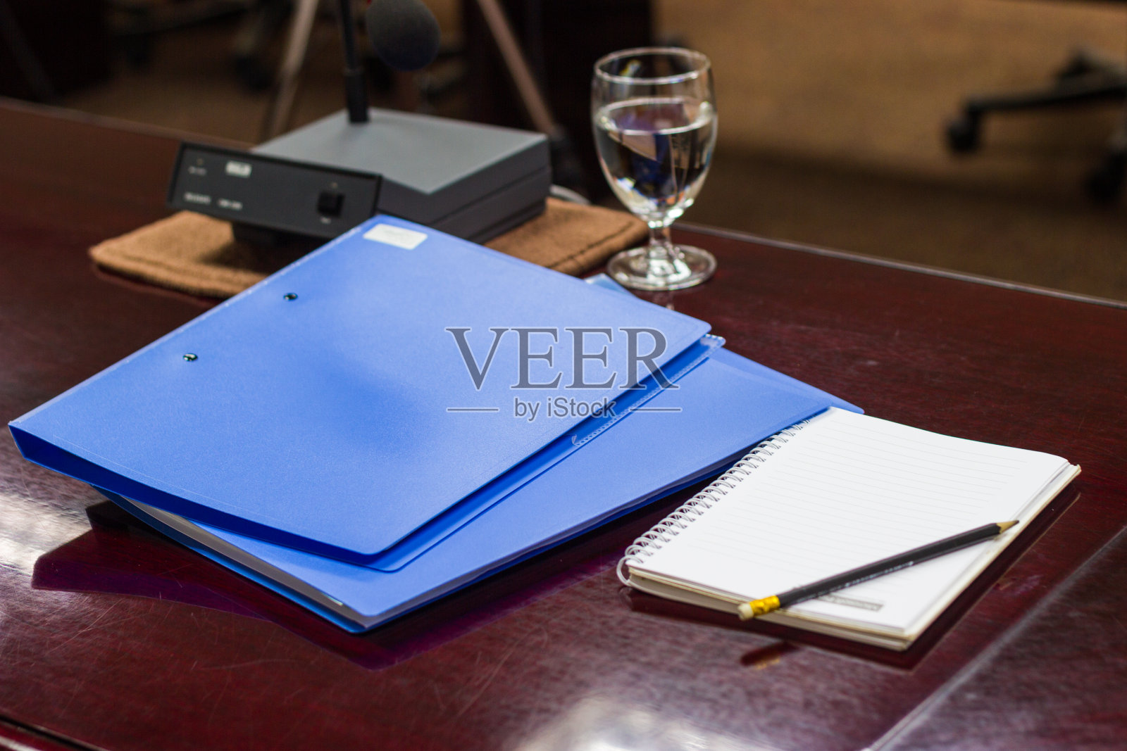 蓝色文件夹可保存合同、便签纸、铅笔和玻璃照片摄影图片