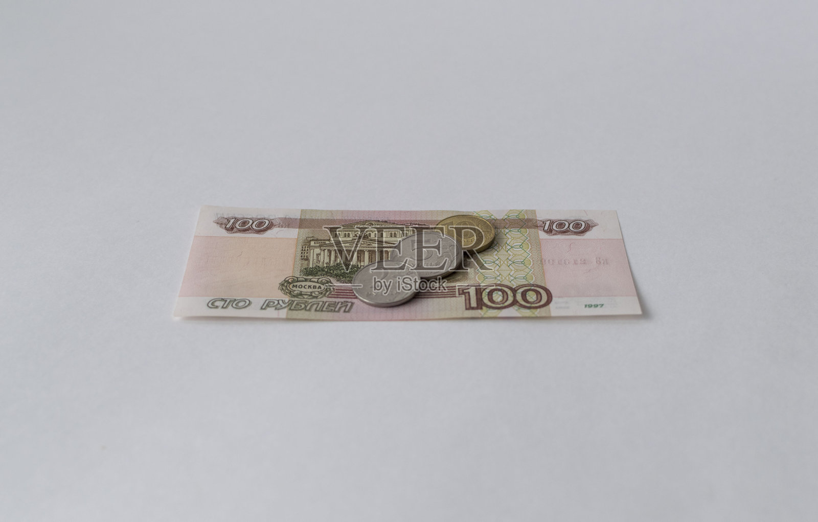 117俄罗斯卢布，白色背景照片摄影图片