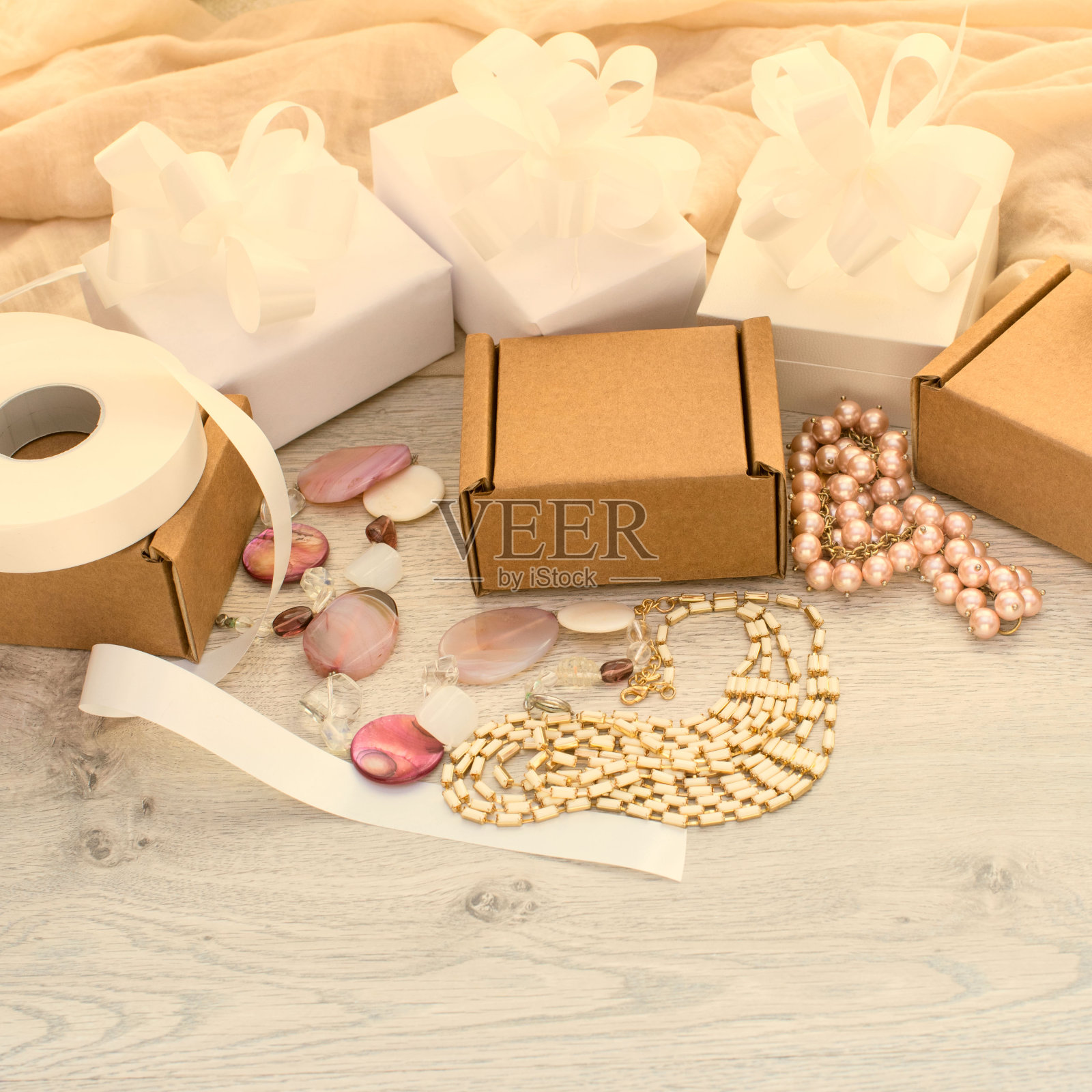 为节日包装礼物。照片摄影图片