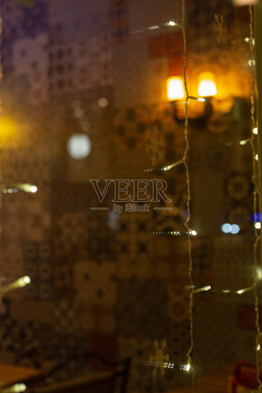 12月降临月的餐厅窗户上的Led灯照片摄影图片