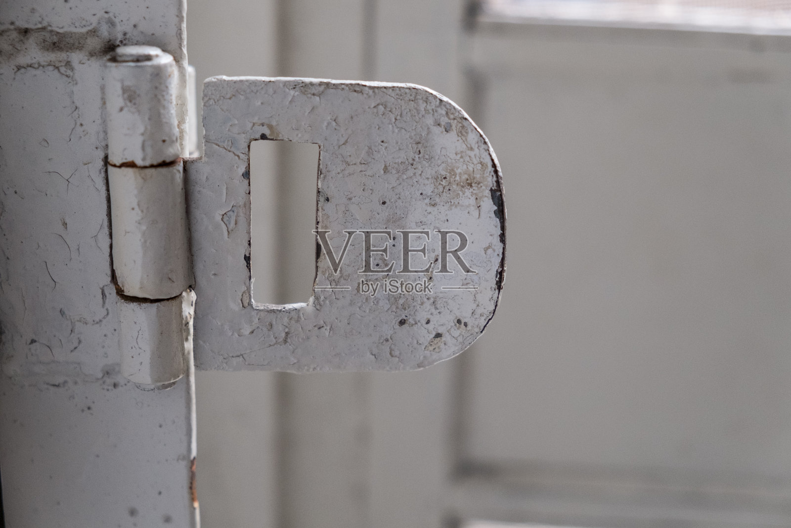 生锈的铁栅栏，用作仓库的大门。照片摄影图片