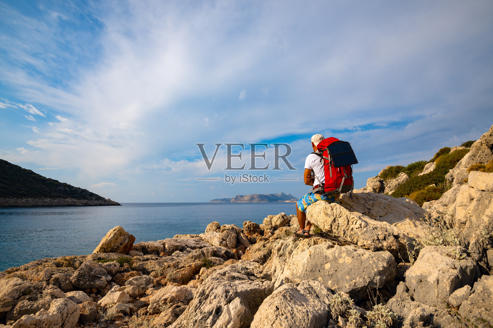 独自旅行的人使用便携式太阳能电池板照片摄影图片