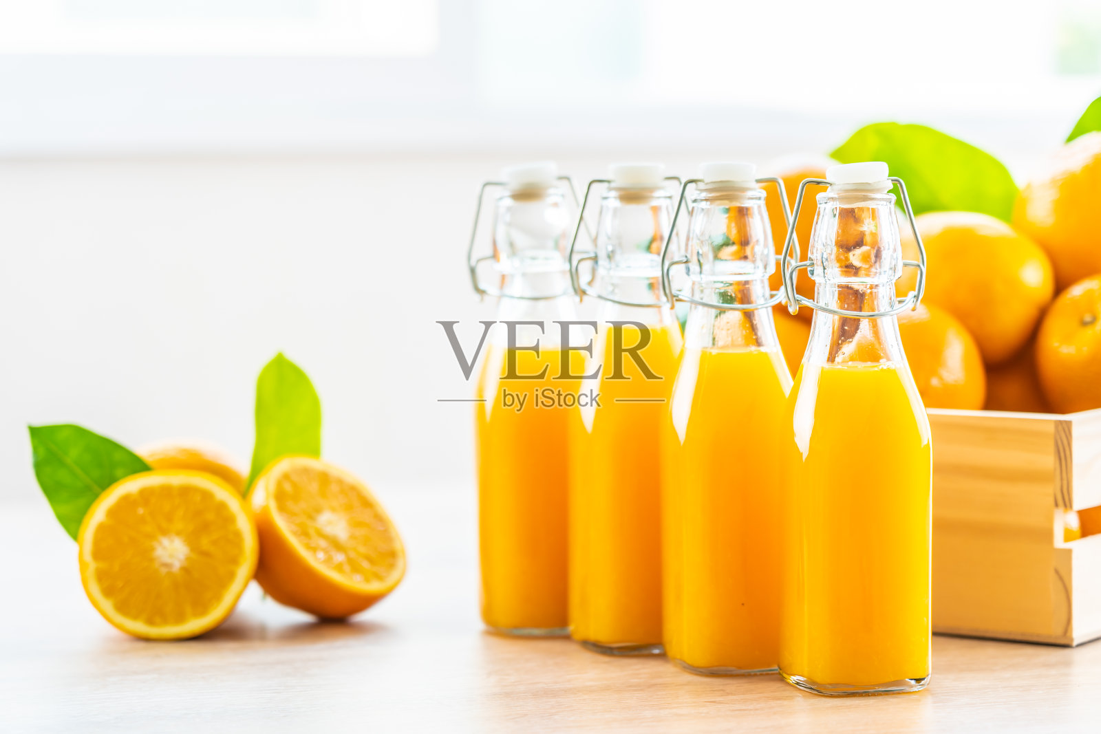 新鲜的橙汁，装在玻璃瓶中饮用照片摄影图片