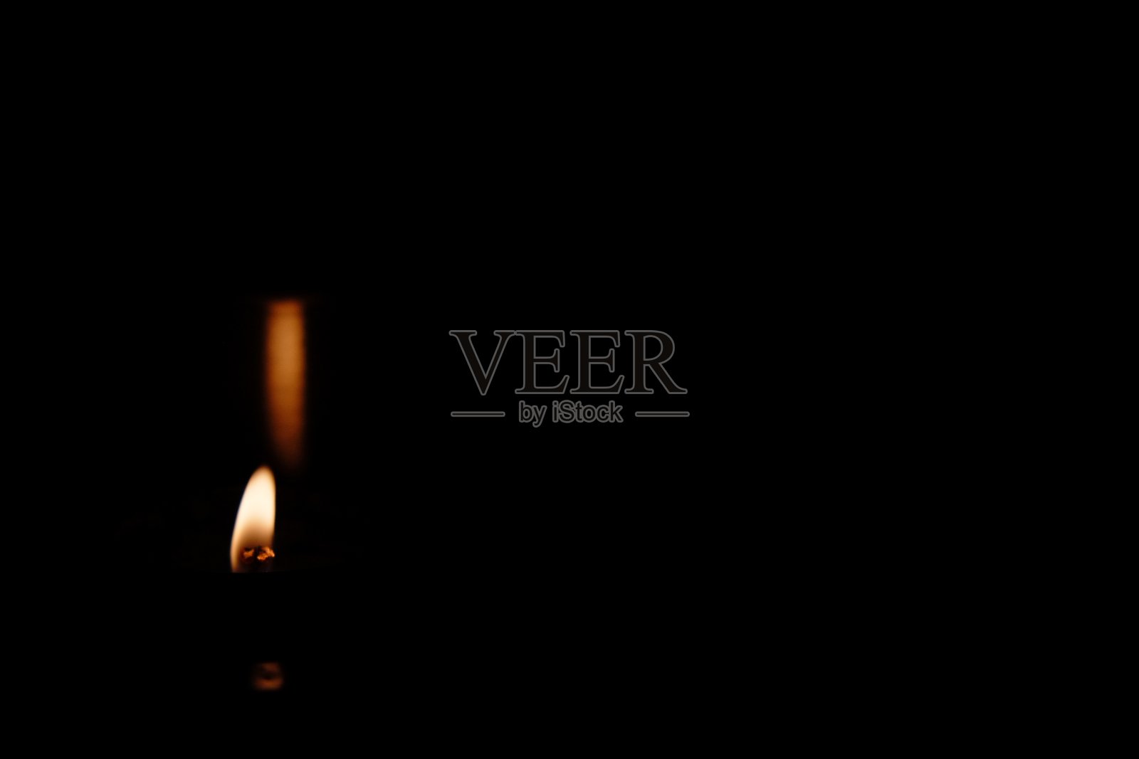 教堂里装有蜡烛的金属烛台。关闭了。照片摄影图片