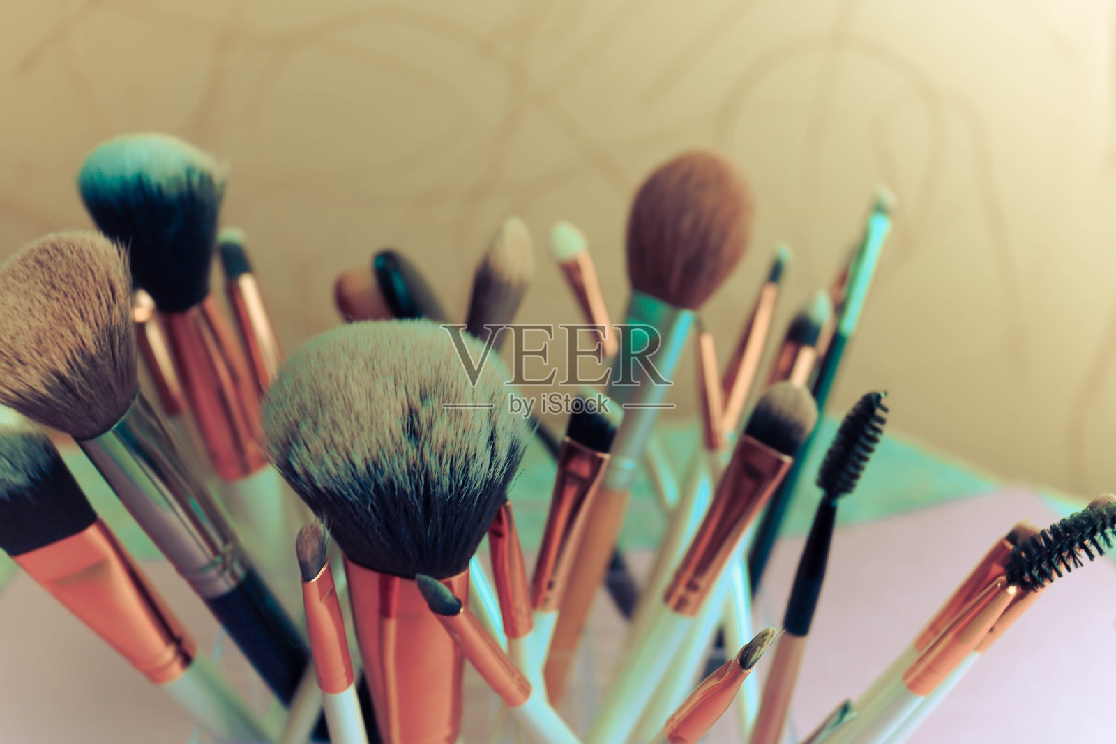 一套美丽的不同的化妆软刷从自然绒毛为指导美丽和应用色调粉底在一个支架照片摄影图片