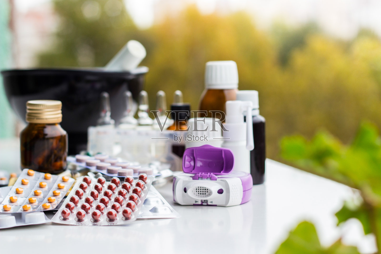 杵臼里装着药丸和药瓶照片摄影图片