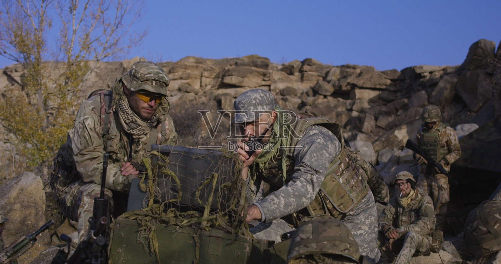 武装士兵看着电脑照片摄影图片