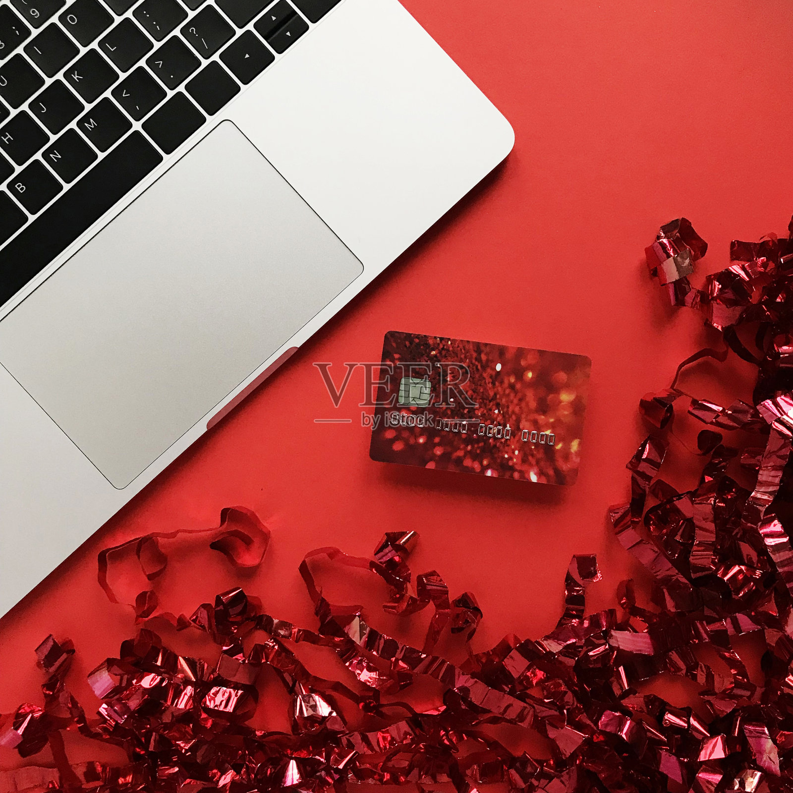 信用卡和红心纸花作为情人节礼物照片摄影图片