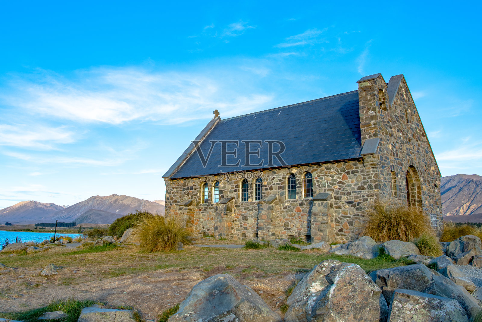在碧绿的湖边的小教堂照片摄影图片