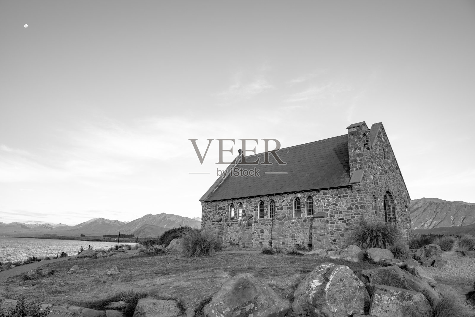 (单调)绿松石湖边的小教堂照片摄影图片