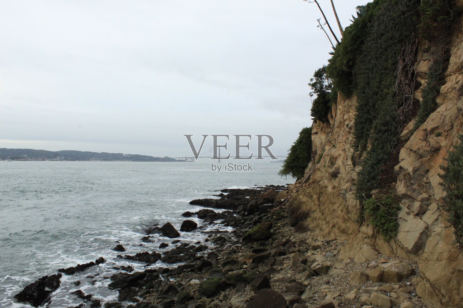 从恶魔岛联邦监狱岛眺望金门大桥。旧金山，加利福尼亚照片摄影图片