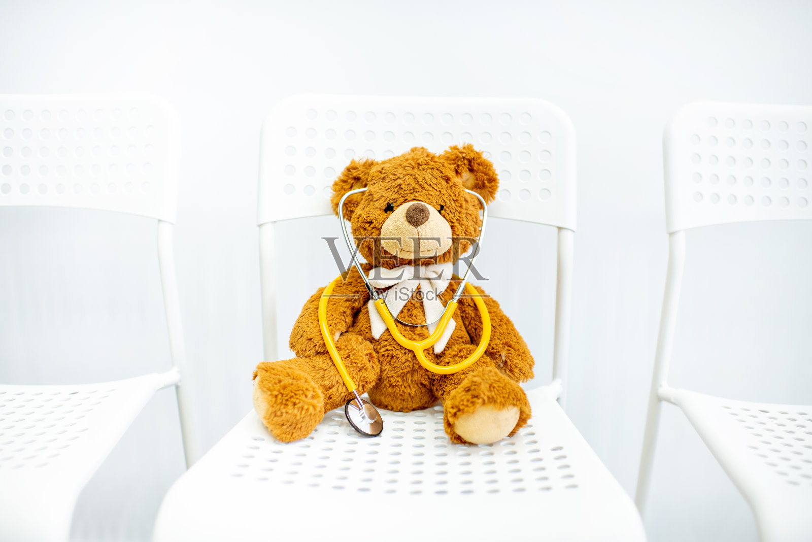 椅子上的玩具泰迪熊照片摄影图片