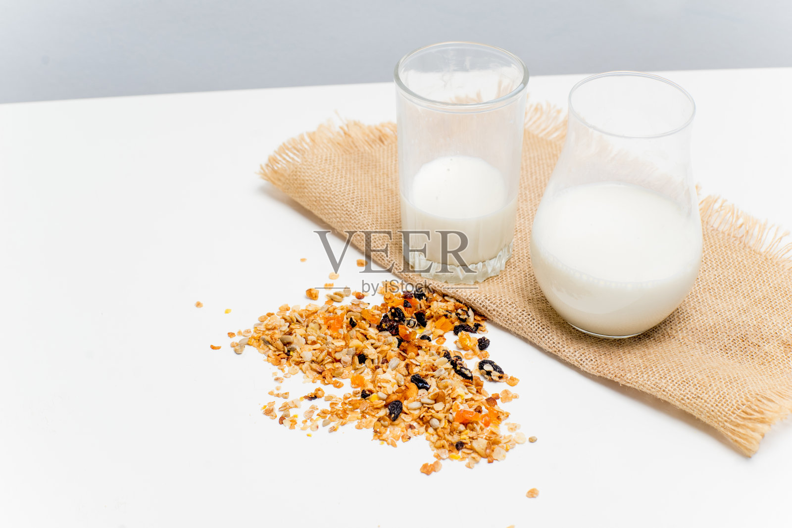 一杯牛奶，面包和谷物照片摄影图片