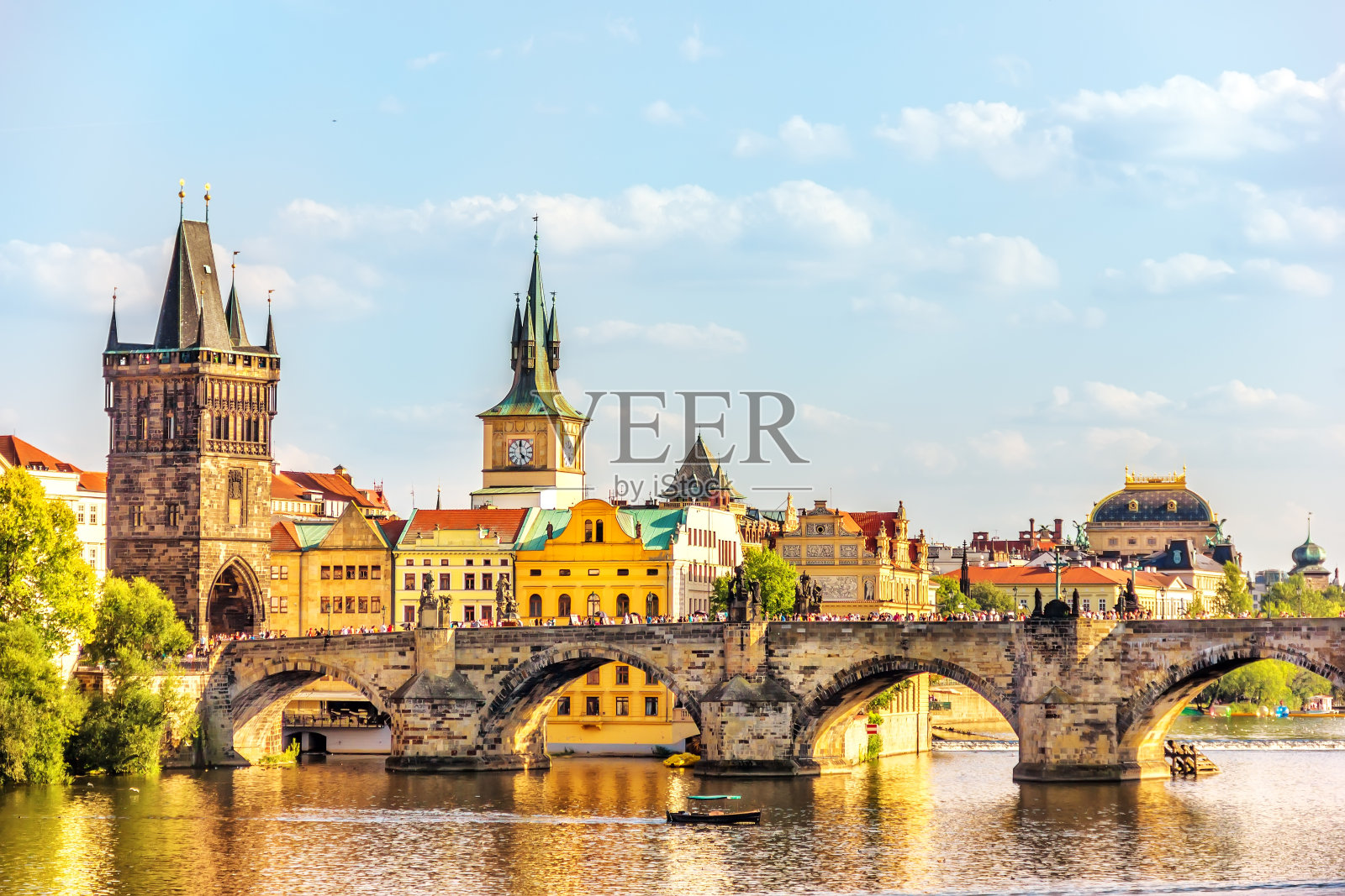 查尔斯桥，布拉格塔和国家剧院，夏日景色照片摄影图片