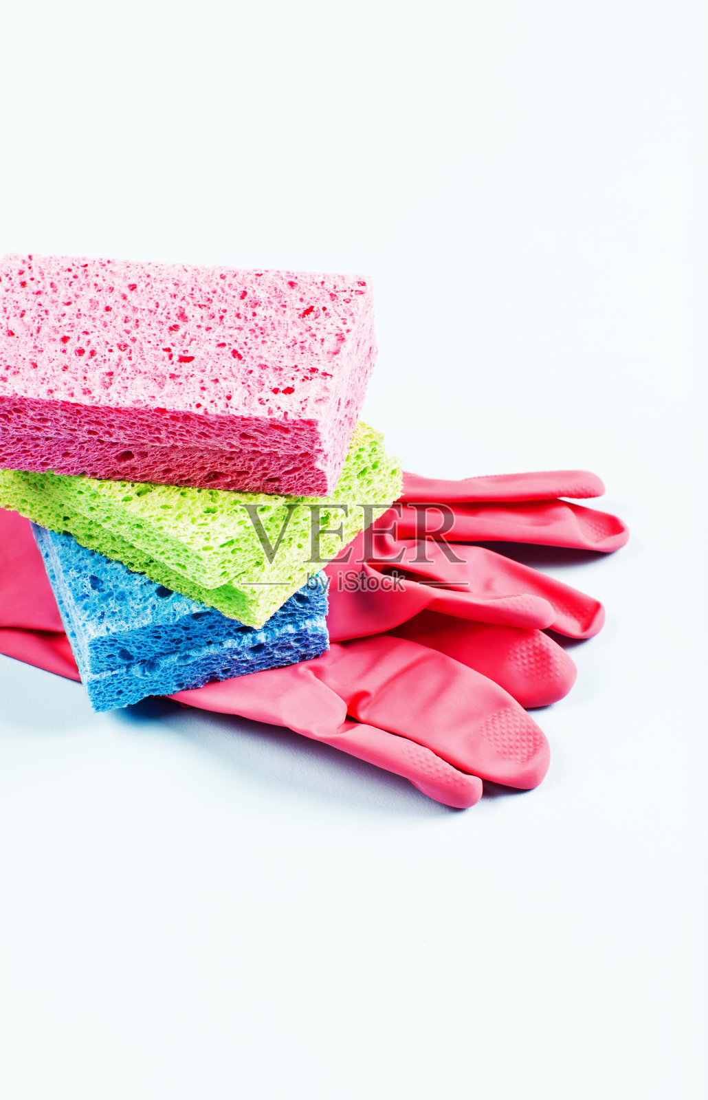 春季清洁用品和设备，一双橡胶手套和堆叠的清洁擦洗海绵照片摄影图片