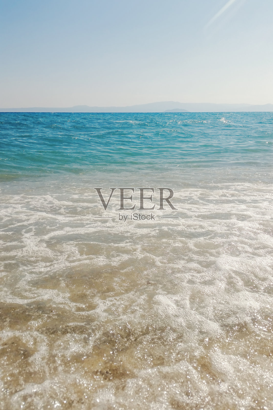 海滩上的蓝色海浪接近夏季背景照片摄影图片