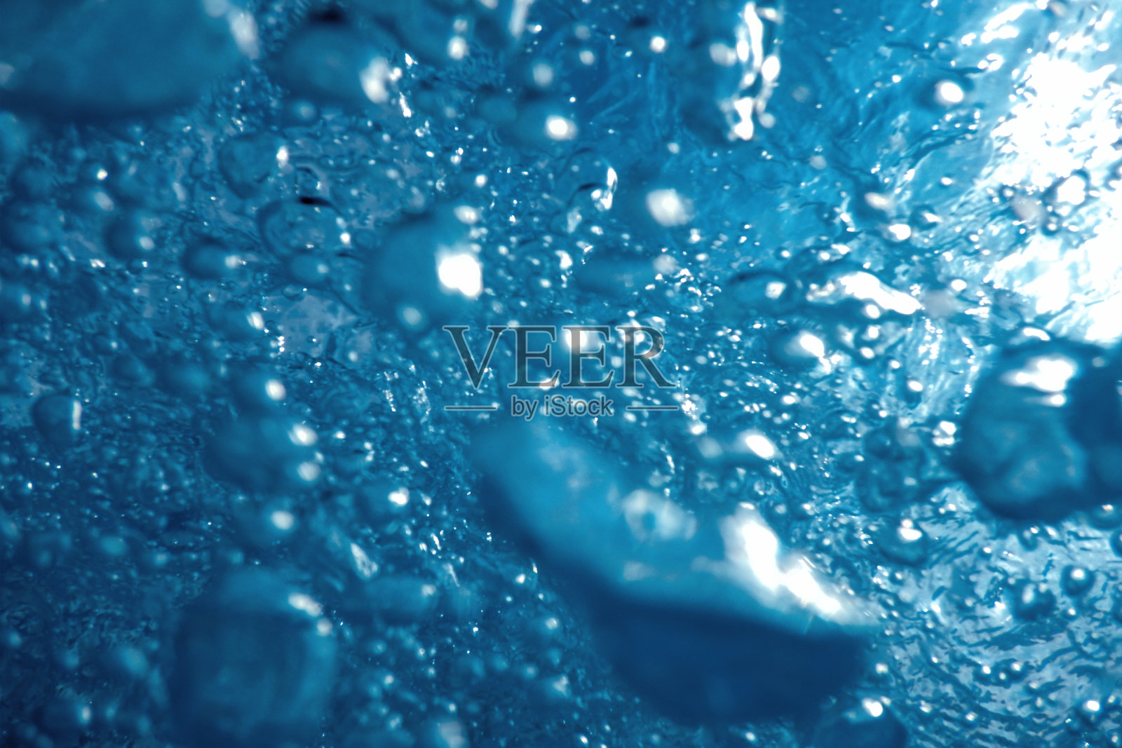 气泡，水下气泡抽象的水下背景。照片摄影图片