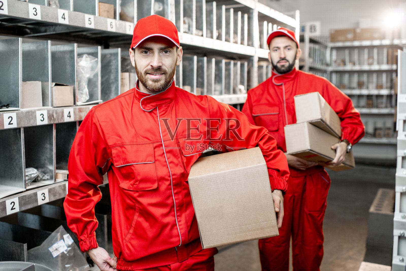 仓库工人在室内处理箱子照片摄影图片