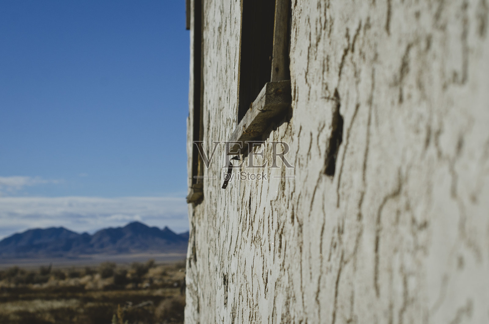 在沙漠盆地的老房子的一边照片摄影图片