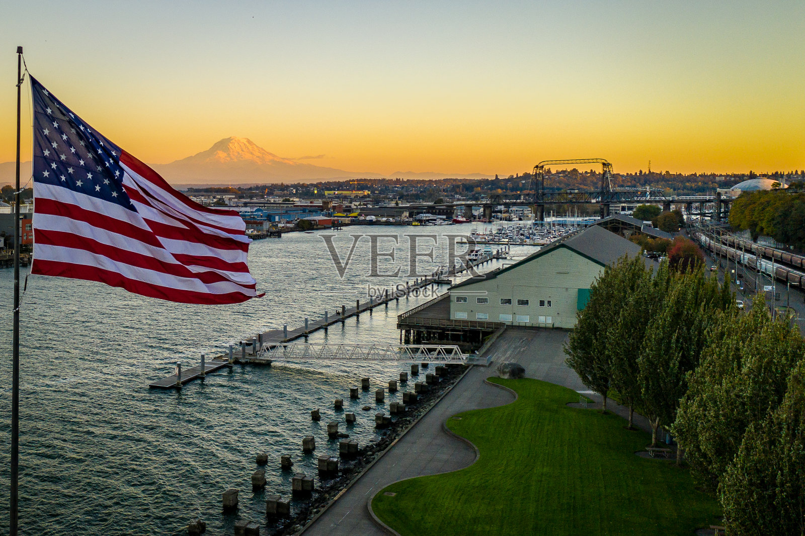 从华盛顿州塔科马西娅公园鸟瞰日落照片摄影图片