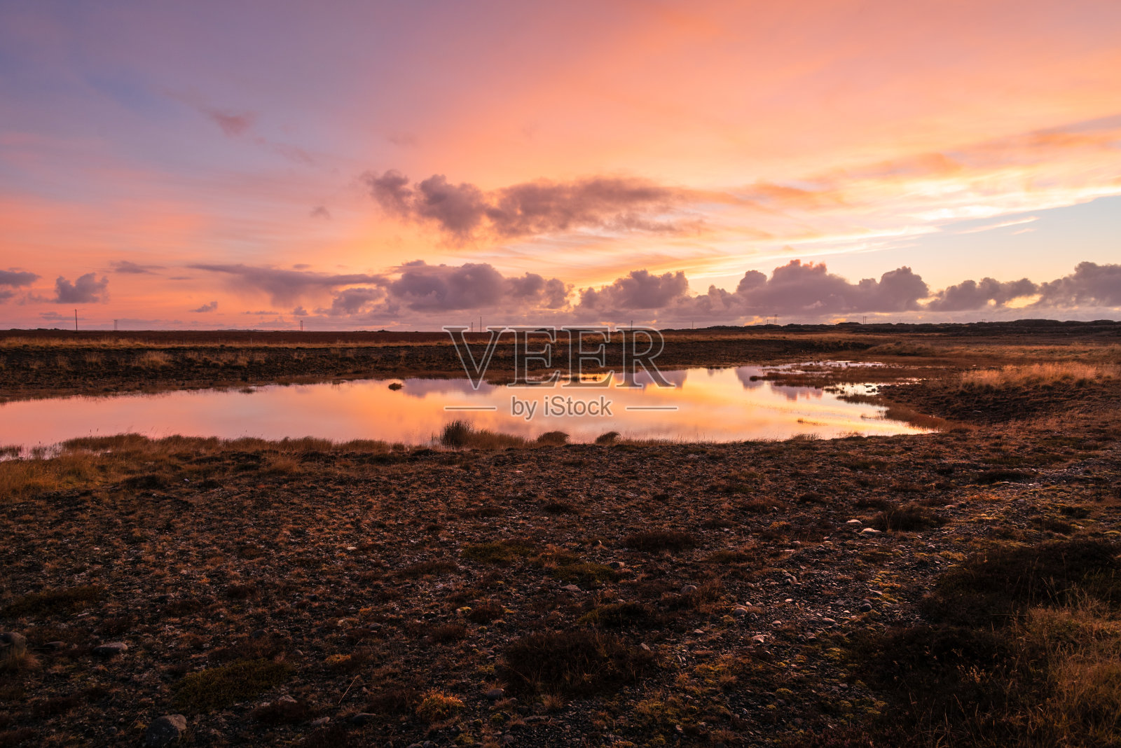 日落时冰岛乡村的池塘照片摄影图片