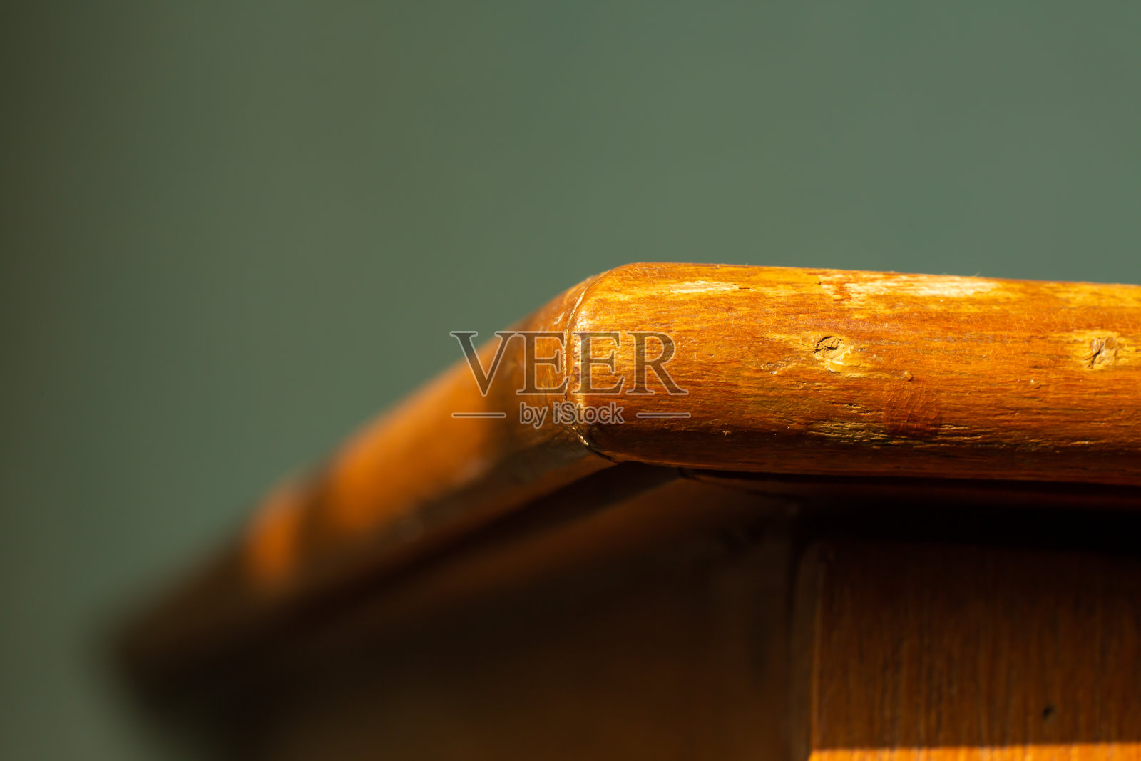 透视木桌子角落的房间，近景和微距拍摄，选择性聚焦照片摄影图片