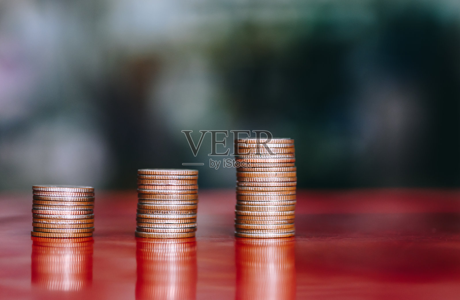 步骤的硬币堆，钱，储蓄和投资或计划生育的概念。照片摄影图片