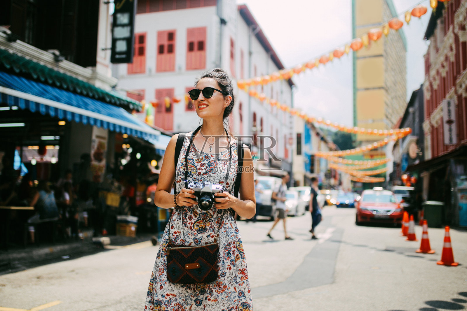 走在新加坡唐人街街道上的时尚独自旅行者照片摄影图片