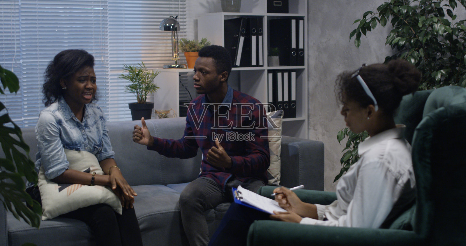 一对夫妻在心理医生的办公室里吵架照片摄影图片